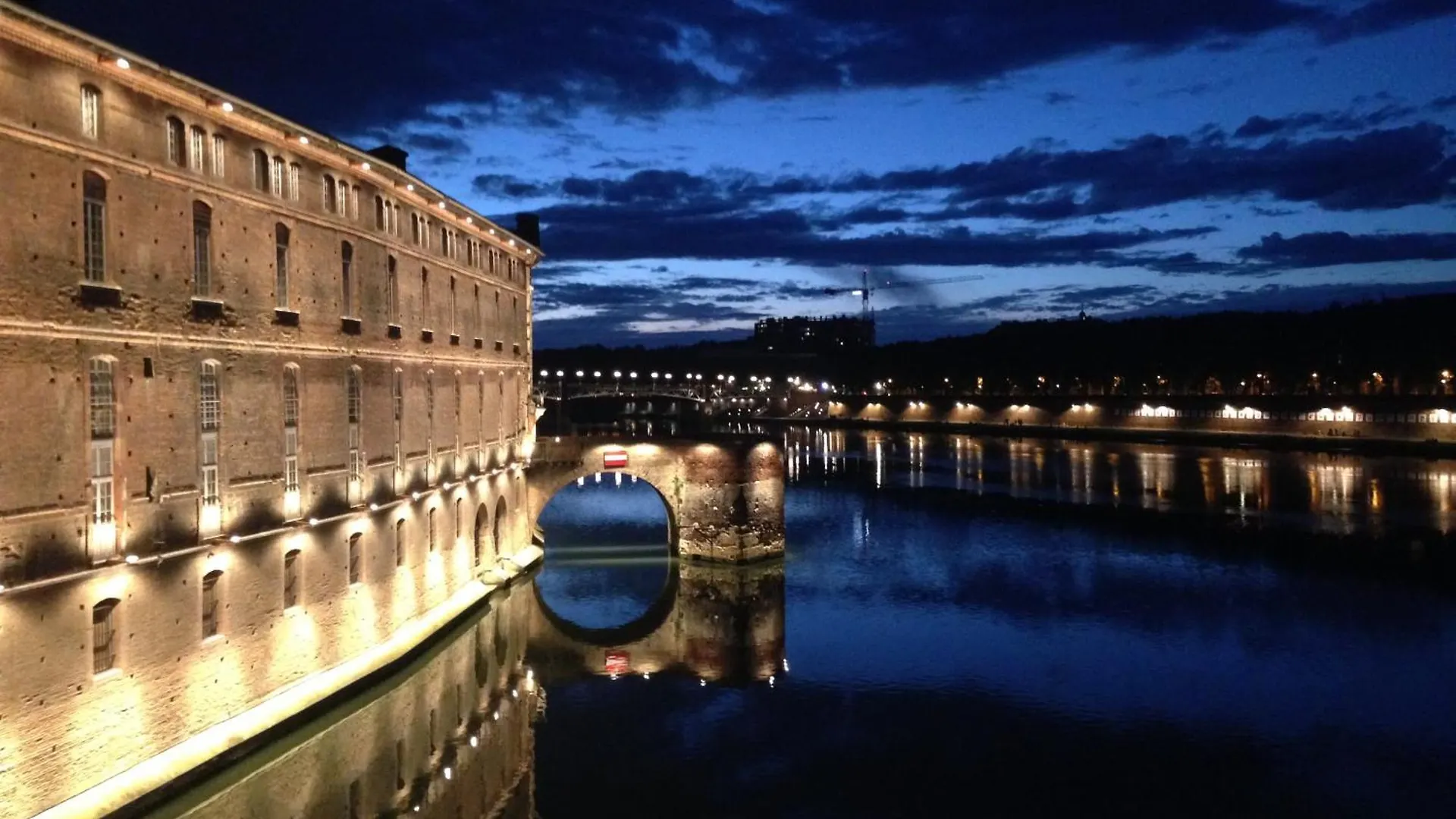 La Taniere Du Capitole - Coeur Toulouse - Calme Apartment